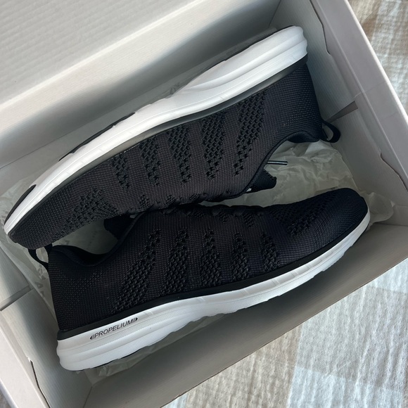 APL Sneakers Techloom Pro - Women’s Size 10.5- Unisex - Black/White - NWT - Picture 3 of 9